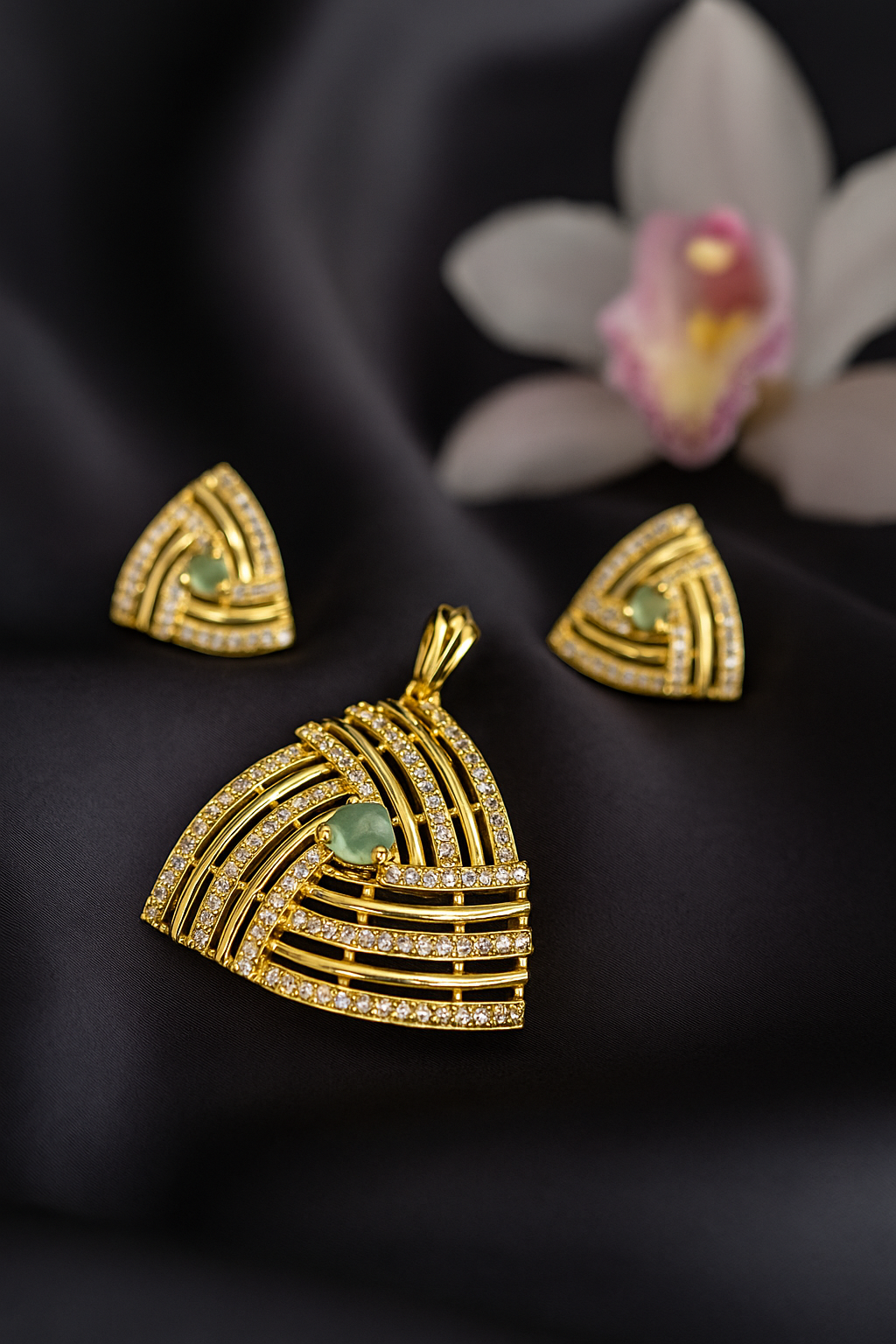 Trikon Aqua Blue Pendent Set